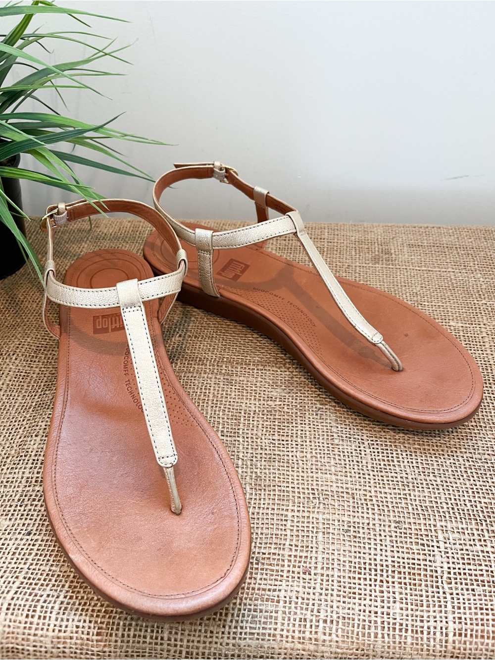 Fitflop Tia Pale Gold Metallic Thong Sandals Size 10